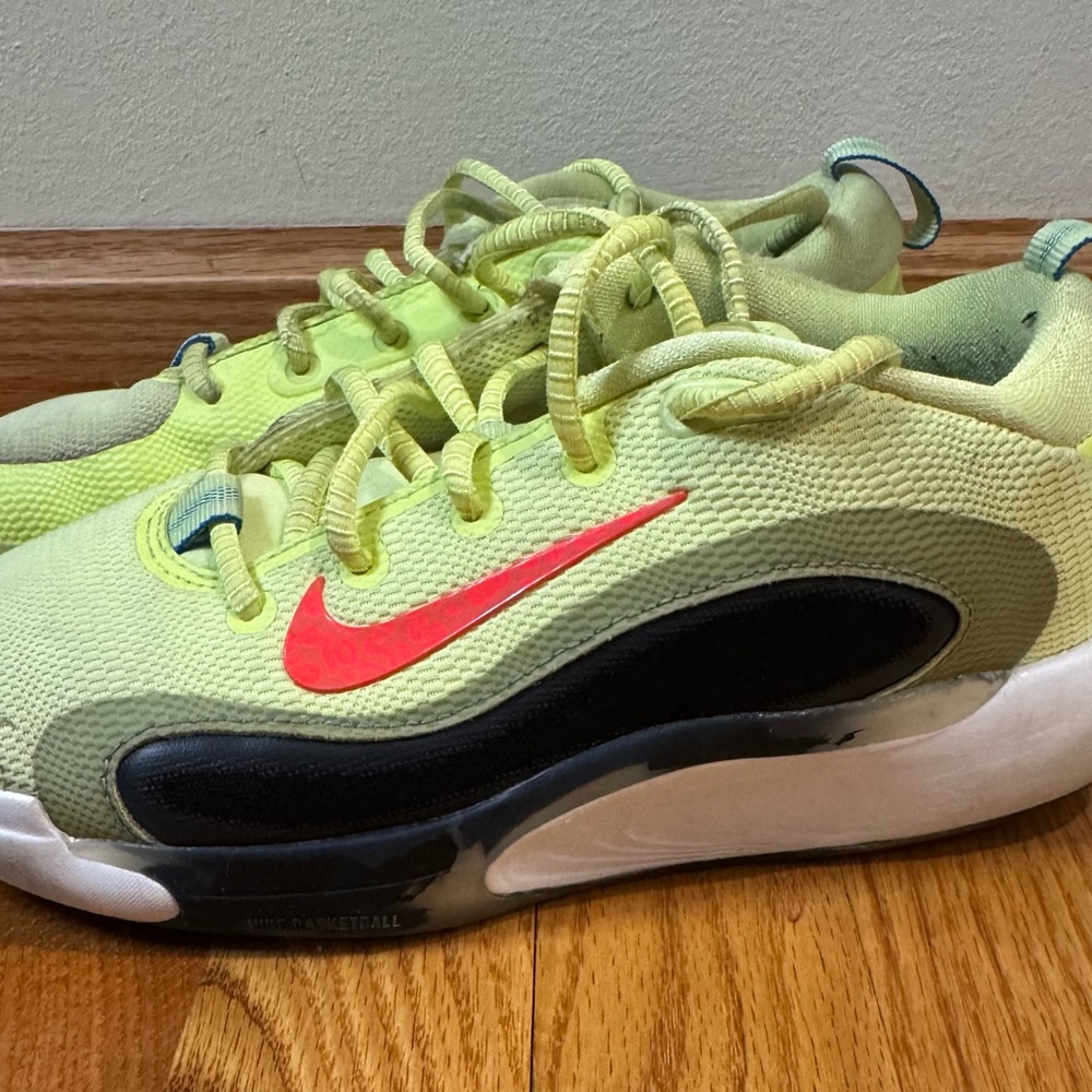 Nike ISOFLY GS Basketball Shoes Big Kids Size 4Y